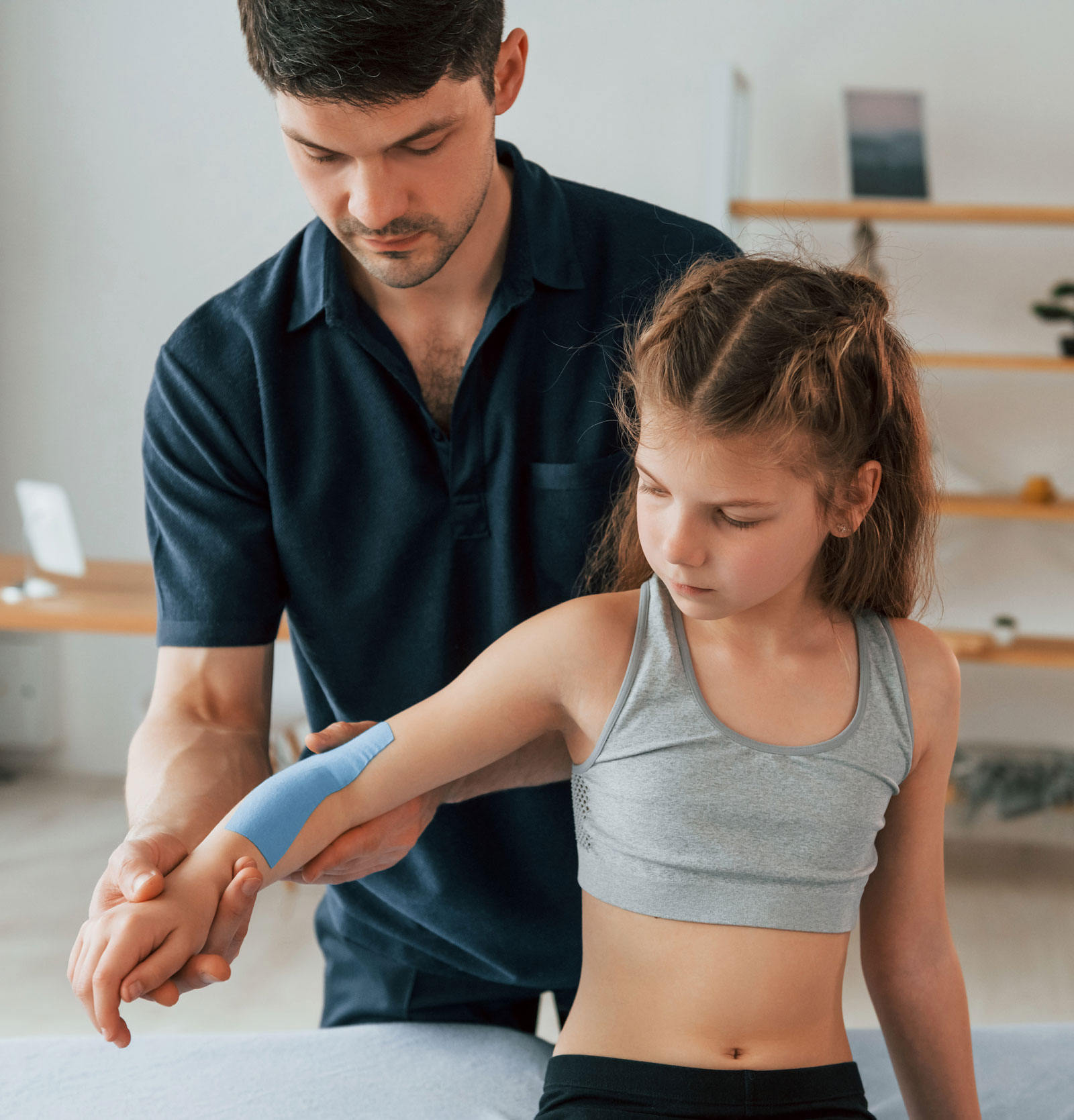 professional physiotherapist putting kinesio tape 2022 07 21 23 14 12 utc