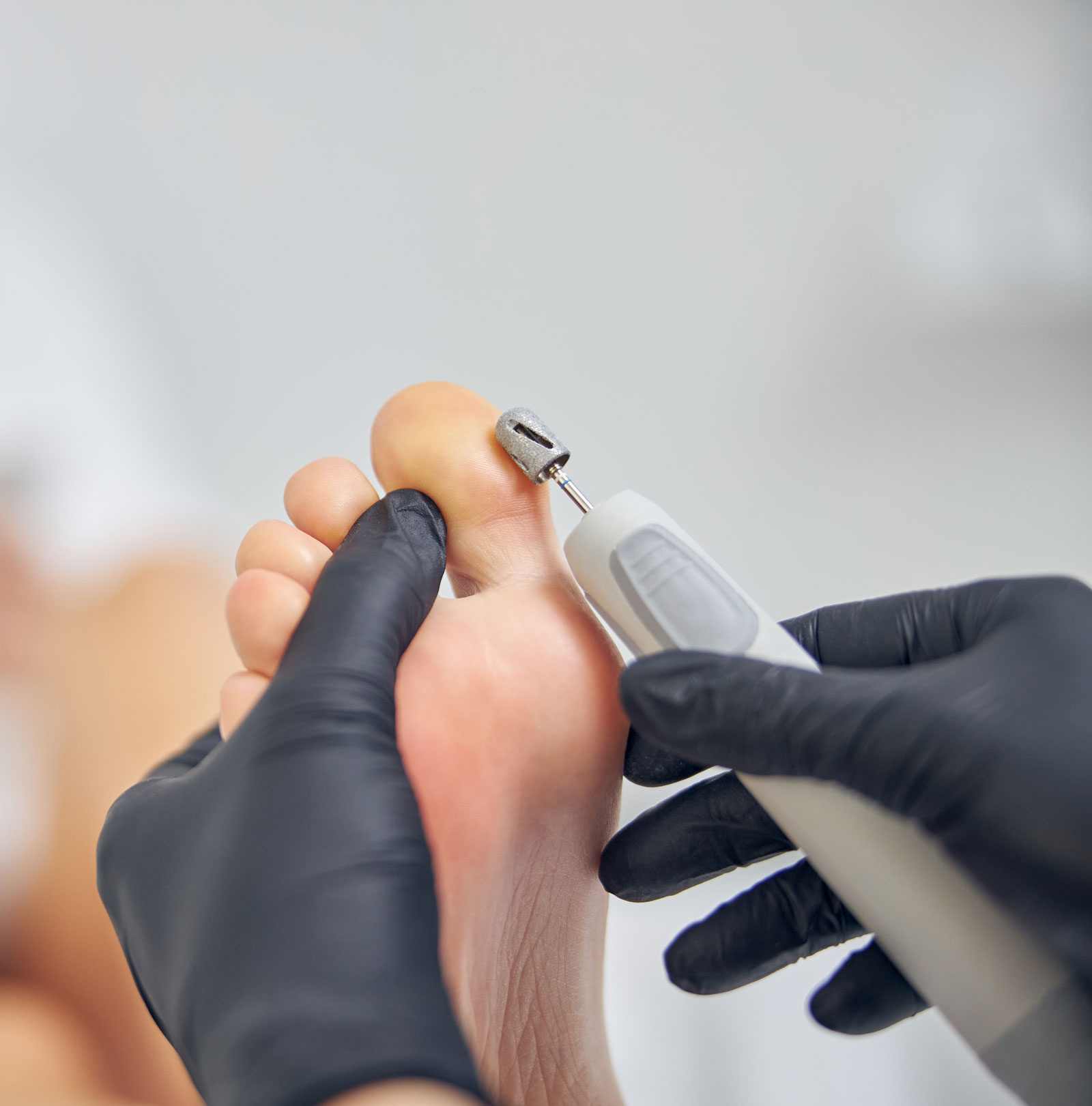 woman surfing internet on smartphone during hardwa 2021 09 03 21 03 01 utc